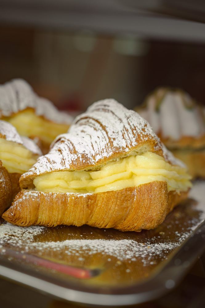 Milhojas rellenos de crema pastelera con azúcar flor