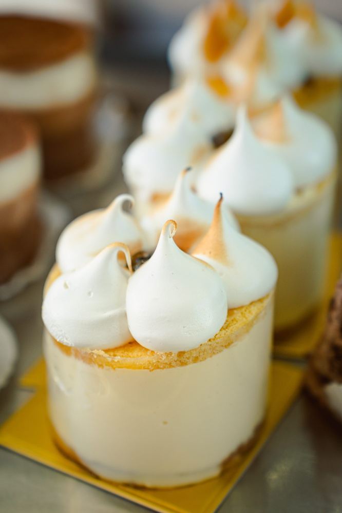 Pies de limón individuales con merengue tostado